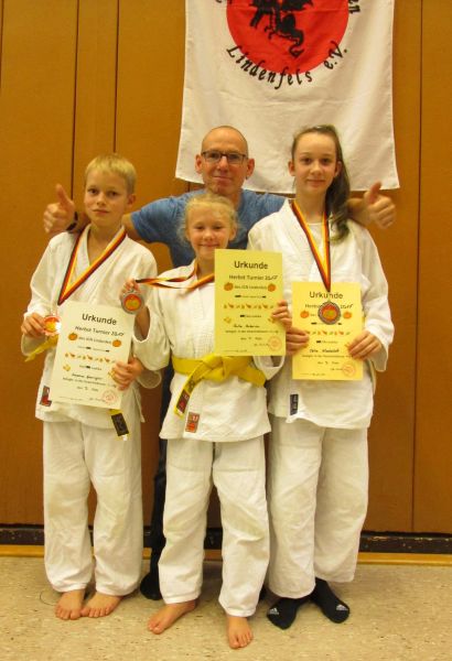 files/public/abteilungen/Abteilung Judo/02 vl. Sascha, Julia und Celia mit ihremTrainer.JPG
