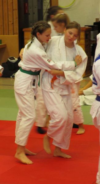 files/public/abteilungen/Abteilung Judo/03 Eva und Veia beim Einwerfen.JPG