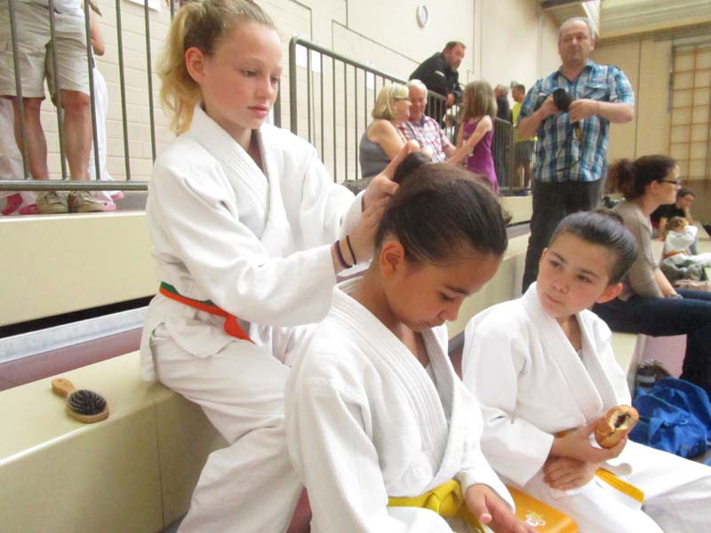 files/public/abteilungen/Abteilung Judo/Judo 2016/2 Kaempferinnen bereiten sich vor.JPG