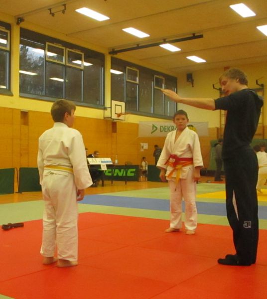 files/public/abteilungen/Abteilung Judo/Judo 2016/Sam wird zum Sieger erklaert.JPG