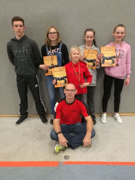 files/public/abteilungen/Abteilung Judo/Judo 2017/Team Nackenheim mit Leon, Eva, Julia, Celia, Veia, Trainer Michael.jpg