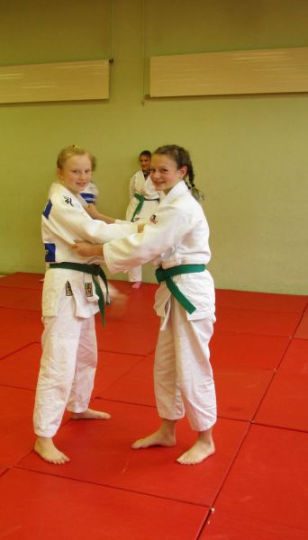 files/public/abteilungen/Abteilung Judo/Judo 2017/Veia beim Aufaermen mit ihrer Freundin aus Urmitz.JPG
