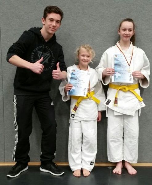 files/public/abteilungen/Abteilung Judo/Judo 2018/02 Betreuer Leon mit den Bezirksmeisterinnen 0118.jpg
