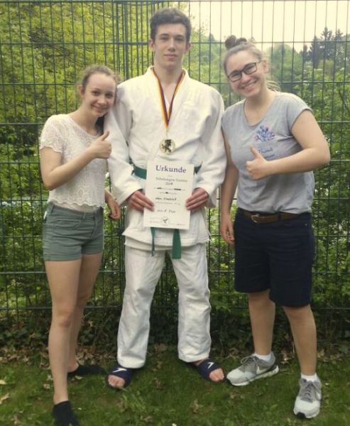 files/public/abteilungen/Abteilung Judo/Judo 2018/2 Betreuerin Rebecca mit Celia und Leon mai 18.jpg