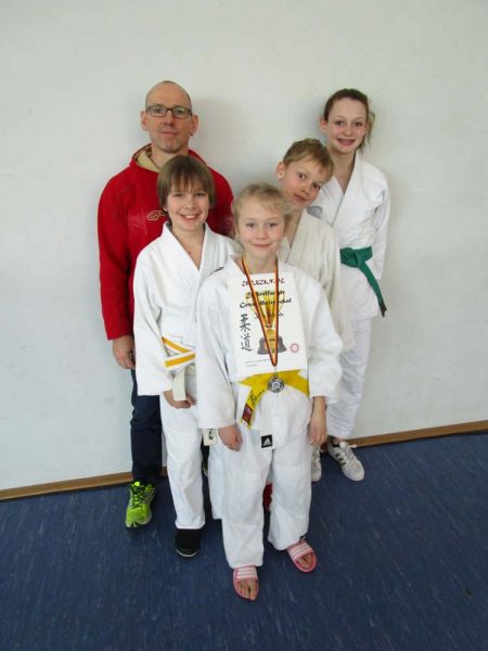 files/public/abteilungen/Abteilung Judo/Judo 2018/3 Trainer Michael mit Tim, Julia, Sascha und Veia 0318 3.JPG