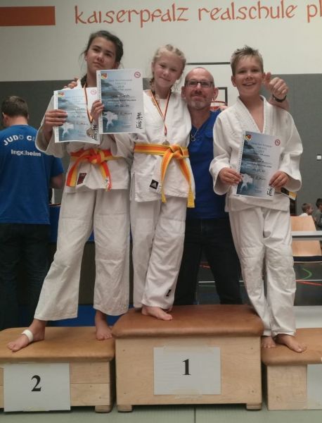 files/public/abteilungen/Abteilung Judo/Judo 2018/vl Joanne, Julia, Trainer Michael undTim 0918.jpg
