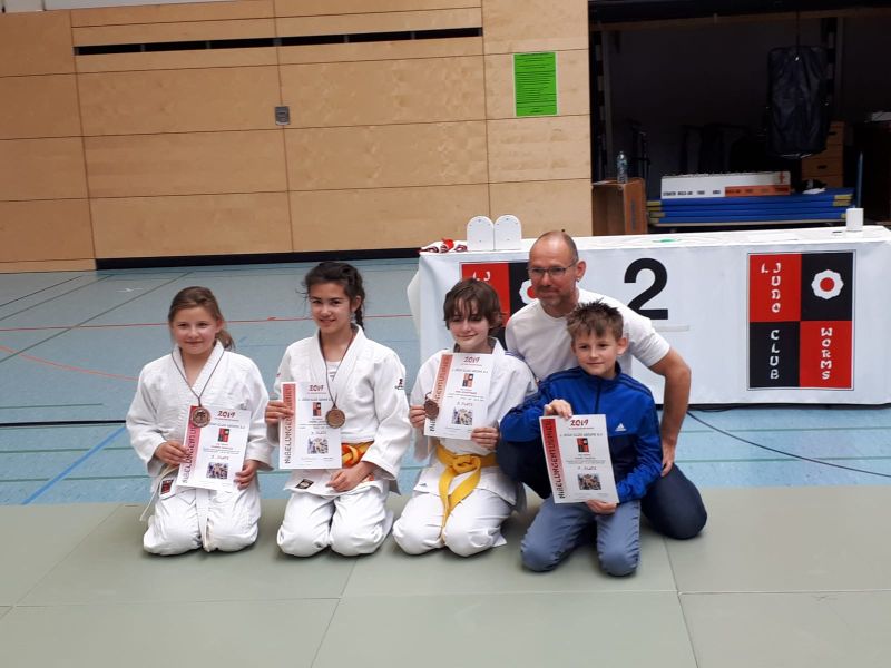 files/public/abteilungen/Abteilung Judo/Judo 2019/Joanna, Joanne, Nina, Dawid und Trainer Michael0619a.jpg