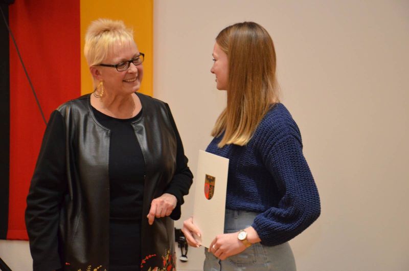 files/public/abteilungen/Abteilung Judo/Judo 2019/Veia empfaengt die Urkunde von Landraetin Dorothea Schaefer a.jpg