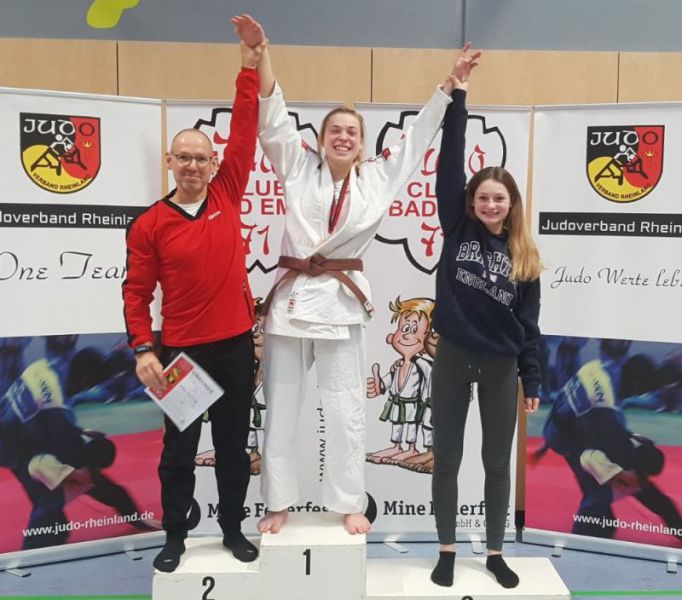 files/public/abteilungen/Abteilung Judo/Judo 2020/Helen mit Trainer Michael und Trainingspartnerin Veia20.2.20a.jpg